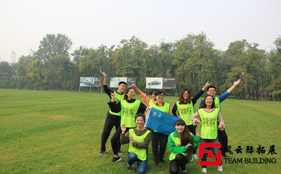 以“挑战自我，共创卓越”为主题