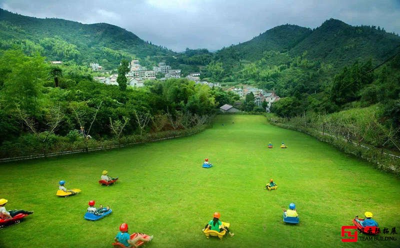 滑草团建活动