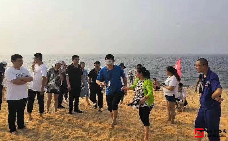 团建游戏：盲人运水